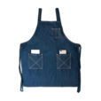 Tablier en denim noir et bleu avec des bretelles croisées dans le dos