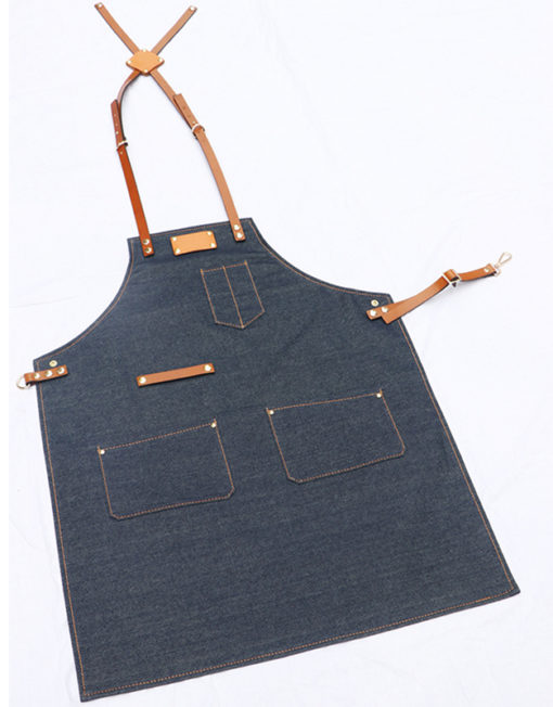 Tablier en denim bleu noir avec sangles en cuir.