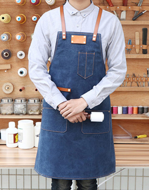 Tablier en toile bleu gris avec bretelles croisées en cuir