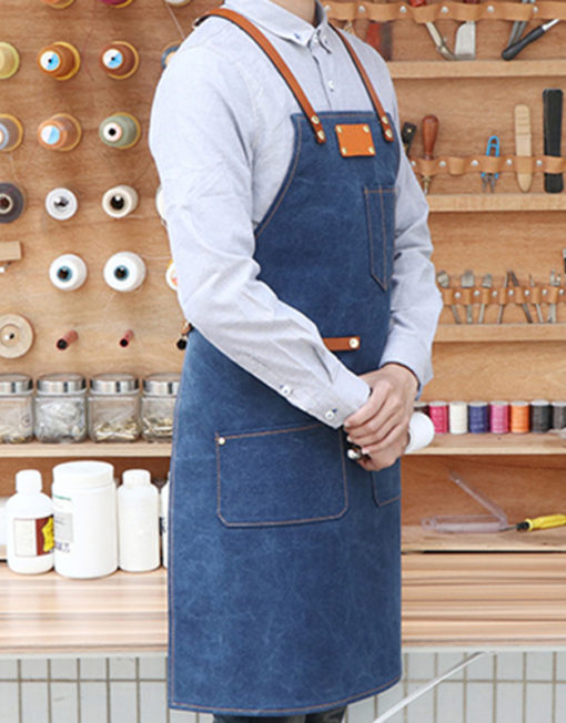 Tablier en toile bleu gris avec bretelles croisées en cuir