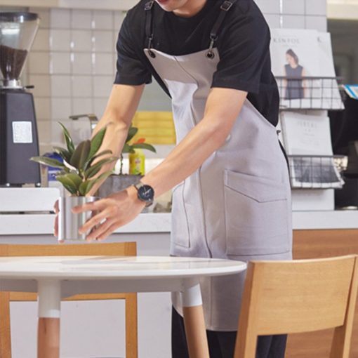 Tablier en toile de quatre couleurs avec des bretelles croisées en cuir