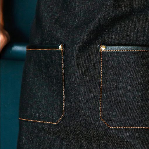 Tablier en denim gris avec sangles croisées en toile noire