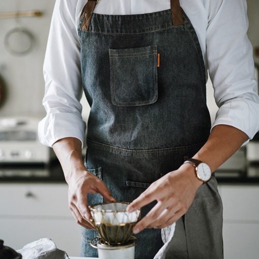 Tablier bavette en denim noir avec des bretelles en coton