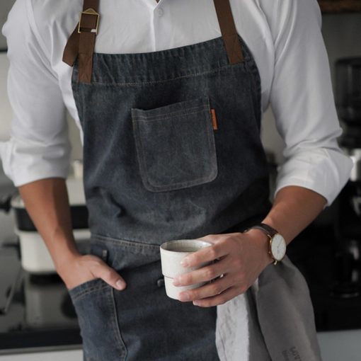 Tablier bavette en denim noir avec des bretelles en coton