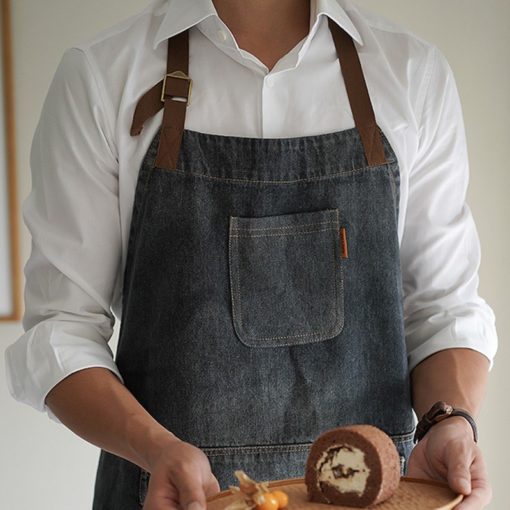 Tablier bavette en denim noir avec des bretelles en coton