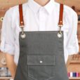 Tablier en denim gris avec bretelles croisées en cuir