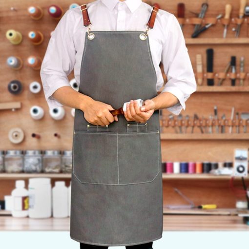 Tablier en denim gris avec bretelles croisées en cuir