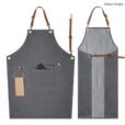 Tablier en denim gris avec bretelles croisées en cuir